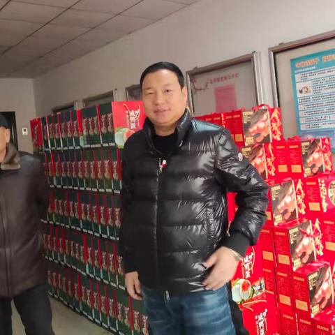 喜气洋洋迎新年 北辛社区为老年人发放春节福利