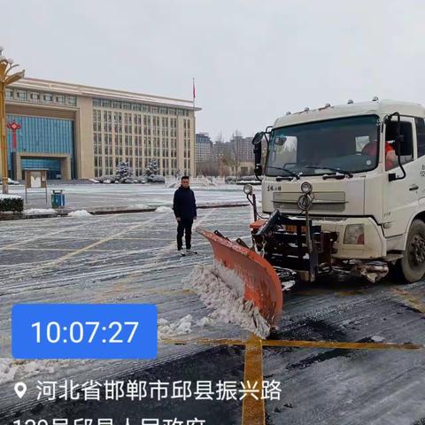 “遇”雪奋战  环卫除雪担使命