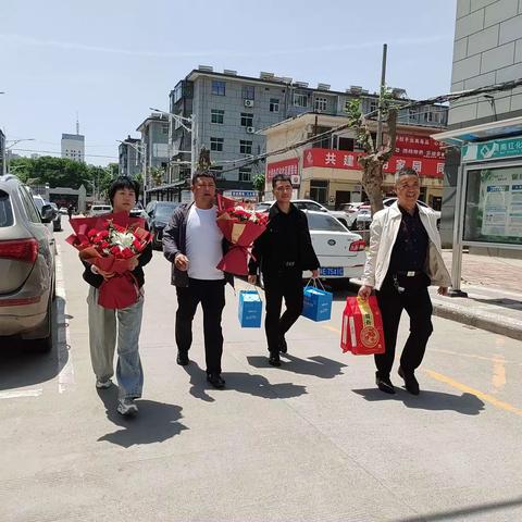 情系烈士家属  弘扬英烈精神  红化社区走访慰问烈士母亲