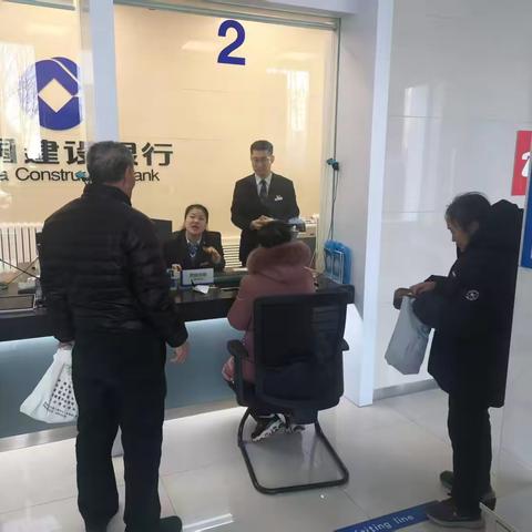 建行员工慧眼识骗局，守护老人“钱袋子”