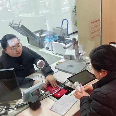 药都农商银行谯城支行：新春换新钱，温情满人间