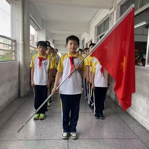 红领巾映朝阳，新苗向祖国——新寮小学建队日一年级新生入队仪式