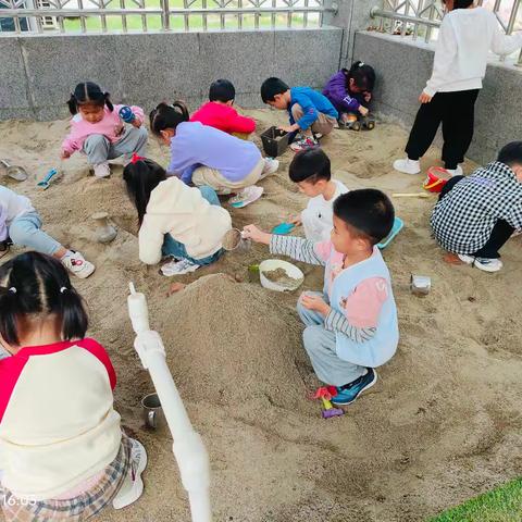 探寻沙池——高唐县金城如意鑫居大二班户外活动游戏案例