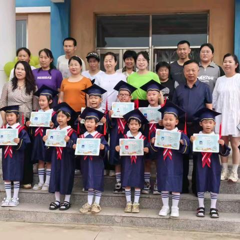 “追光向未来”五间房镇中心幼儿园大班毕业典礼