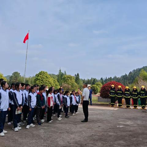 仙游县凤山学校联合菜溪山区消防应急分队开展消防安全应急疏散演练活动