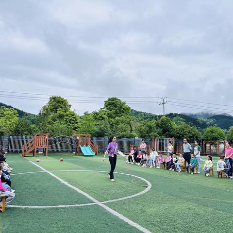 “亲子乐翻天，活力运动日” 吉阳中心幼儿园中班段亲子运动日