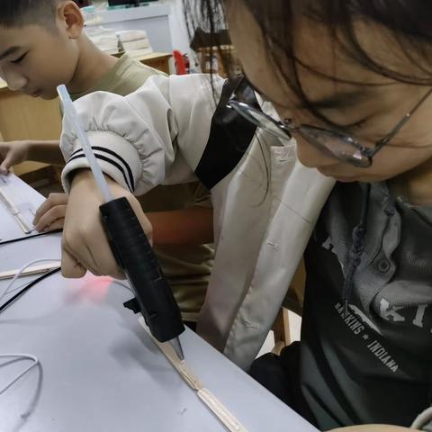 播撒科学的种子 绽放强国的力量——坡心镇中心小学开展学生科技创新活动