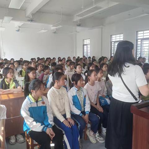 拥抱青春 绽放芳华——坡心镇中心小学高年级女生自我保护讲座
