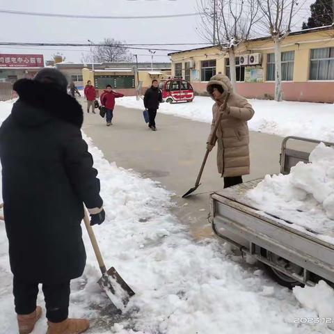 【全环境立德树人】清扫积雪净校园，齐心协力保平安——道口铺街道中心学校闫邵屯小学清雪纪实