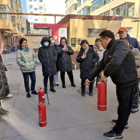 “消防安全记心中 逃生演练警钟鸣”广场东社区维特小区冬季安全消防演练