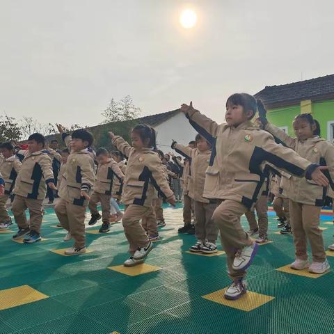 “大手牵小手，一起加加油”——石桥镇红缨幼儿园大三班家长开放日活动