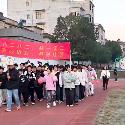 青春赛场燃激情，团结拼搏显风采——我校运动会圆满举办