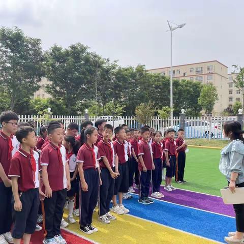 【潼关县添景苑学校·劳动教育】拔草护绿 以劳育美——潼关县添景苑学校劳动教育实践之除草篇