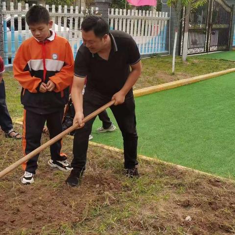 除草松土真实践，劳动体验快乐多——潼关县添景苑学校开展劳动基地除草松土实践活动