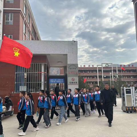 “寻找革命足迹，弘扬革命精神”——安塞区沿河湾镇中心小学五年级研学活动