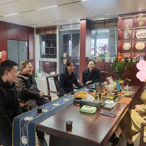 郑港支行副行长亚梅带队走访重点私行客户，深化服务促合作