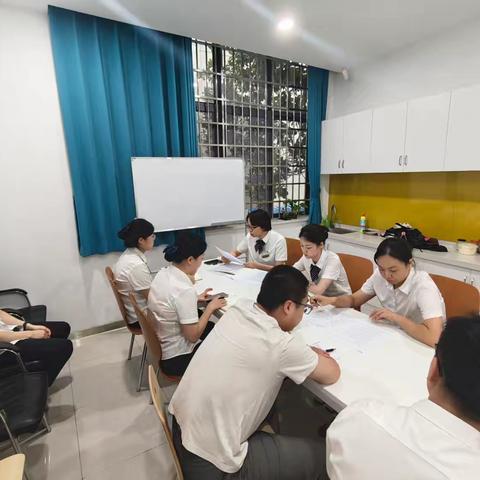 东汽支行营业室召开周例会暨制度学习会