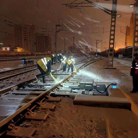 坚守岗位 浴“雪”奋战