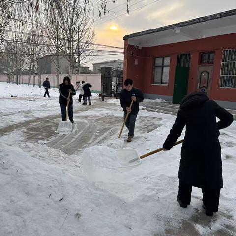 扫雪除冰暖人心——韩固小学扫雪记