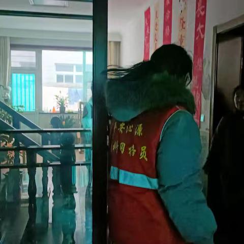 官渠巷社区开展“网格员访民问暖，助群众温暖过冬”活动 ‍
