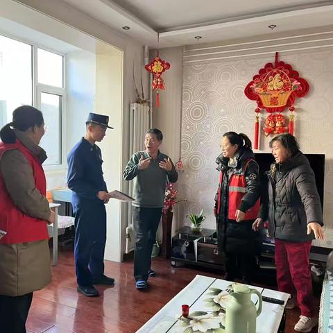 岁末消防安全，守护居民平安—官渠巷社区联合消防应急部门进行消防安全检查