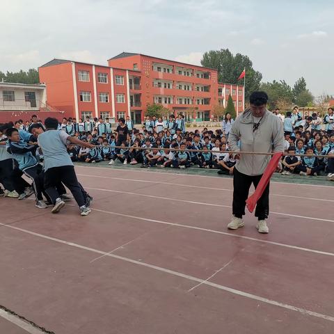 “拔”出精彩，“河”作共赢——威县一中王村校区初中部举行拔河比赛