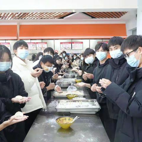 漯河市实验中等专业学校团委组织团员冬至包饺子活动