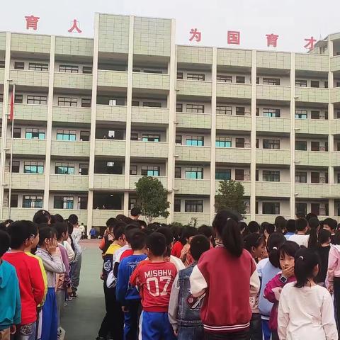 “远离火灾 珍爱生命”——河口镇小学“火灾逃生演练”