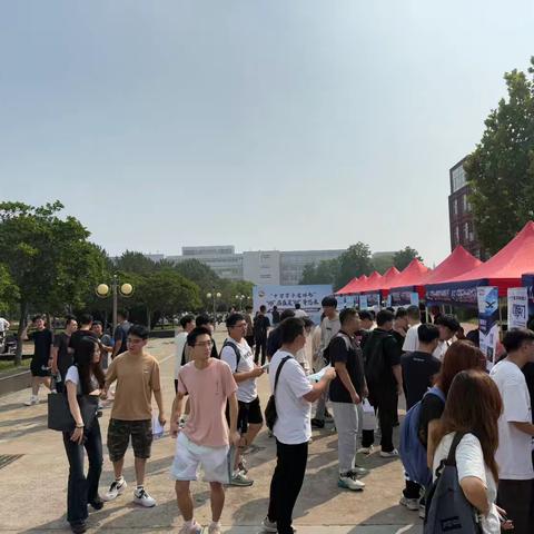 鸡泽县组织重点企业赴燕山大学开展秋季高校招聘活动