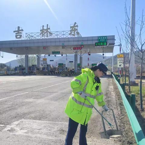 春风吹拂高速路，人勤春早劳作忙