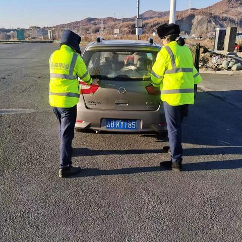 暖心一推：收费员合力助故障车脱困