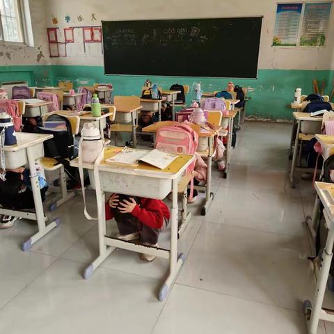 姚马渡中心小学应急疏散演练