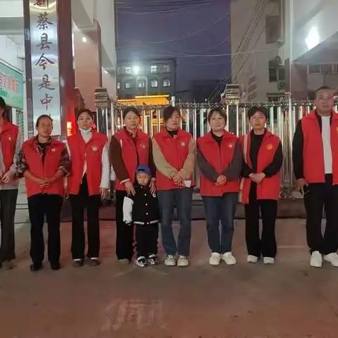 夜幕下的红色守护：今是中学家长护学岗