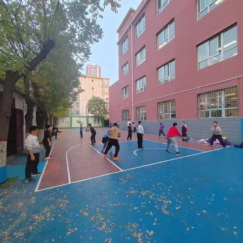 “篮”世界，“球”精彩 –-- 长治路小学篮球社团