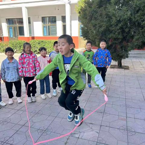 丰富课外活动，多彩校园生活——南营小学片跳绳活动剪影