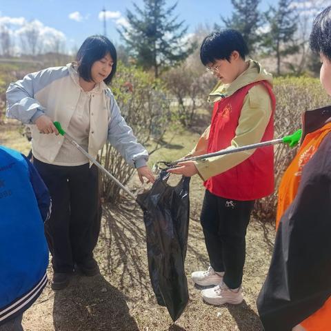 劳动践初心·志愿靓家园-乘新三社区环境整治志愿服务活动