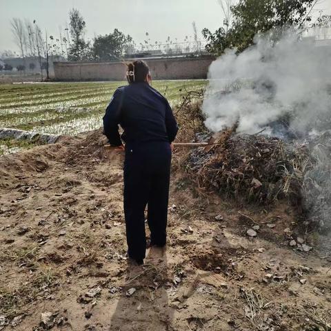 无惧危险！网格员奋力救火