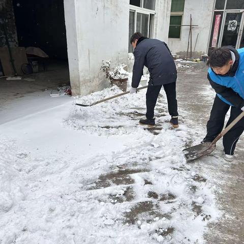 网格暖心慰问孤寡老人 扫雪除冰守护居民安全