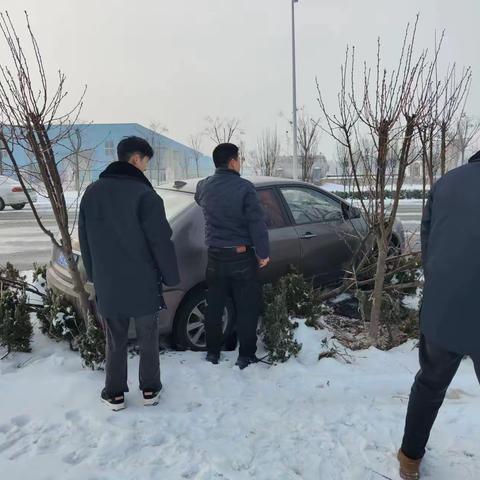 车辆侧滑绿化带，“网格蓝”挺身而出守安全防线