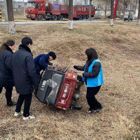 路遇三轮车侧翻 网格员暖心相救