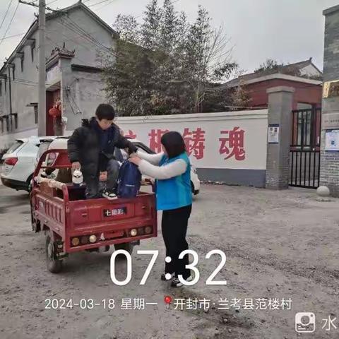 爱心“护学岗” 守护“平安路”