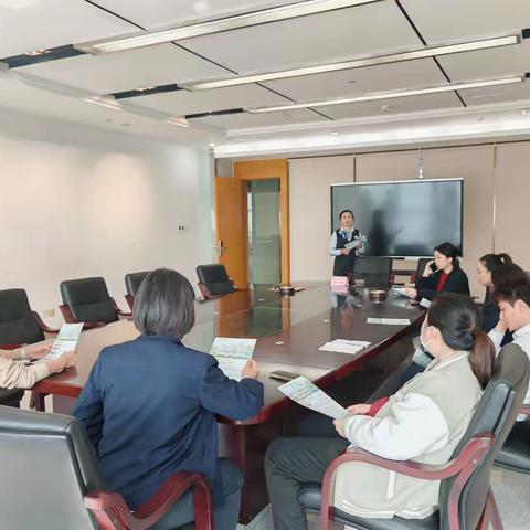 营业部联合公司部和个金部上门为企业员工办理社保卡换卡业务