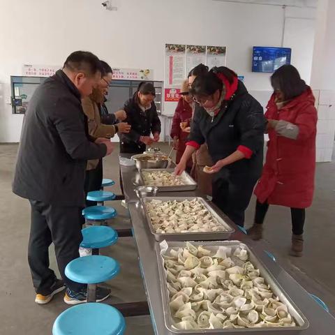 澴潭镇涢阳小学教师包饺子庆三八节