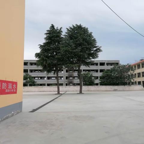 从小学先锋， 长大做先锋。  经典常诵读，书香满校园——温泉小学庆六一少先队入队仪式暨读书活动