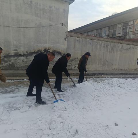 清理积雪暖人心，立足岗位做贡献