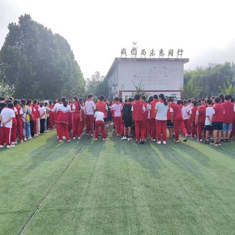 国旗下，我们与未来同行——陆圈镇中心小学秋季开学第一次升旗仪式