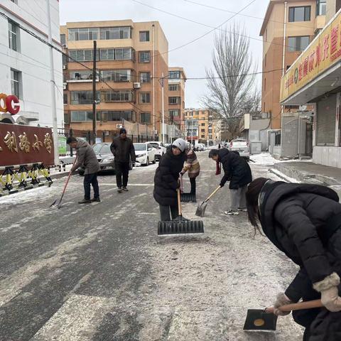 胜利社区新时代文明实践站联合胜利路小学开展“扫雪铲雪，贴心守护”