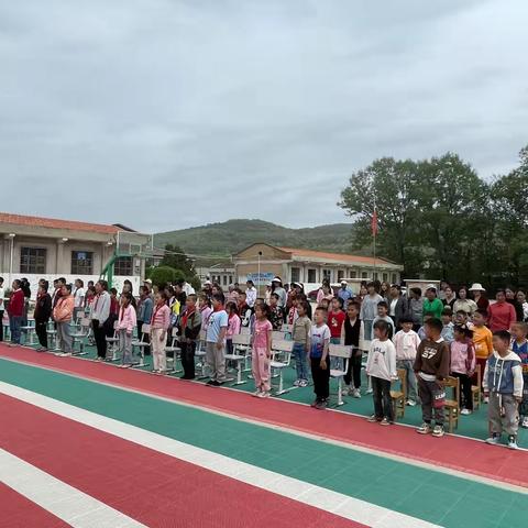 辛勤耕耘争朝夕 努力拼搏创佳绩 ‍——杜家沟小学召开前半学期工作总结暨家长会
