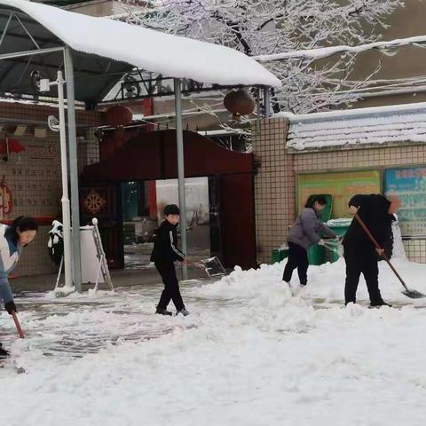 西街小学师生齐扫雪，寒冬暖意浓