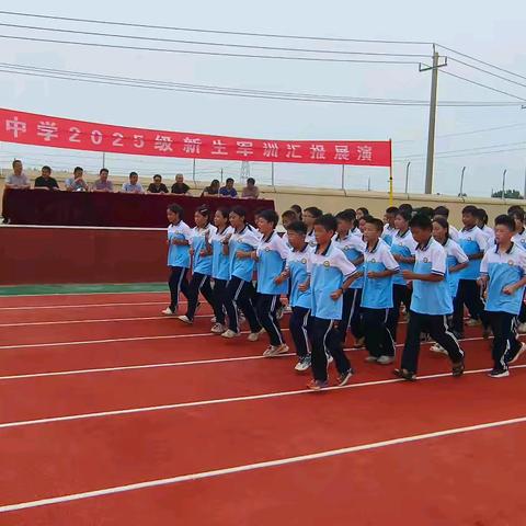 飒爽英姿展风采 青春启航新征程 ——东郭中学2025级七年级军训汇报表演暨总结表彰大会圆满举行